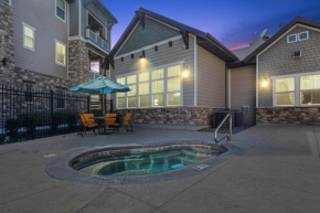 Butterfly themed Kings Apartment with private garage & access to Lux hot tub, BBQ & Gym